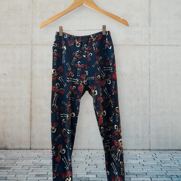 Lularoe HALLOWEEN OS leggings skulls with‎ wings! EUC - Picture 11 of 11